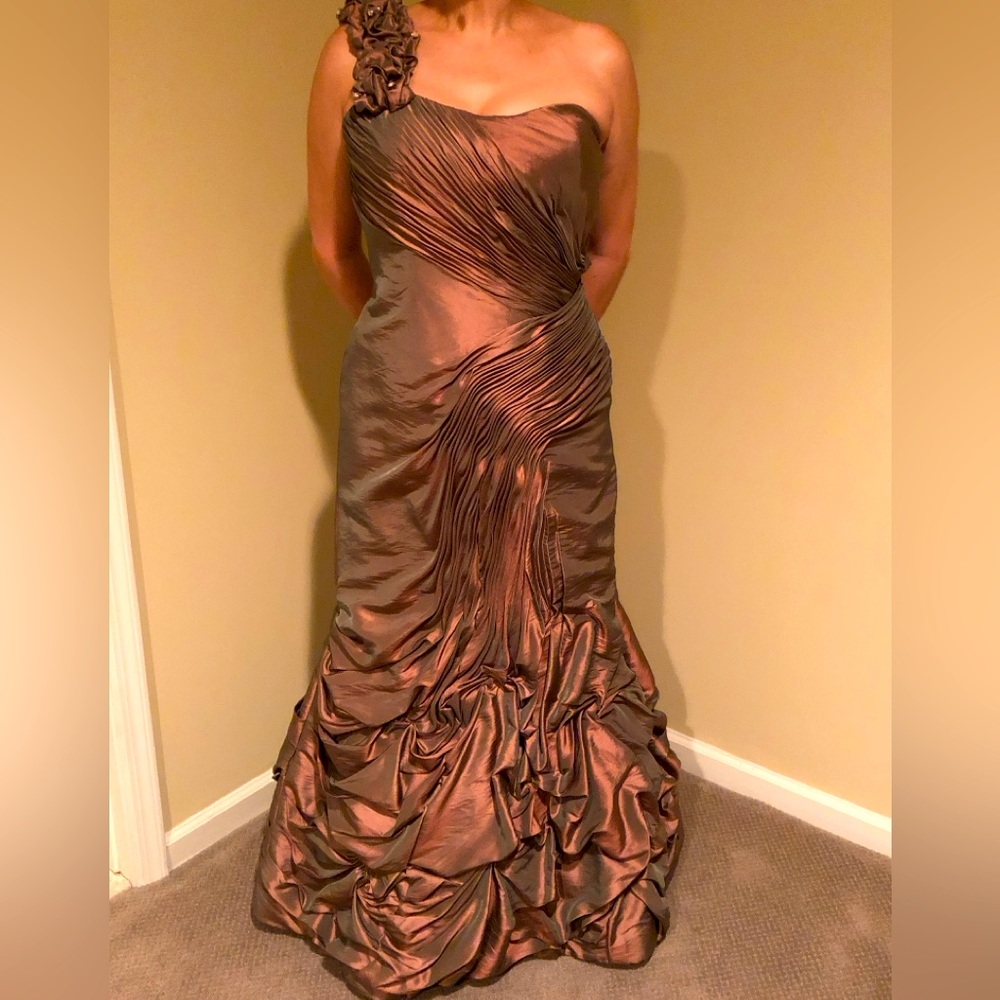 Montage by Mon Cheri dress size 10
(Actual size 6-8)